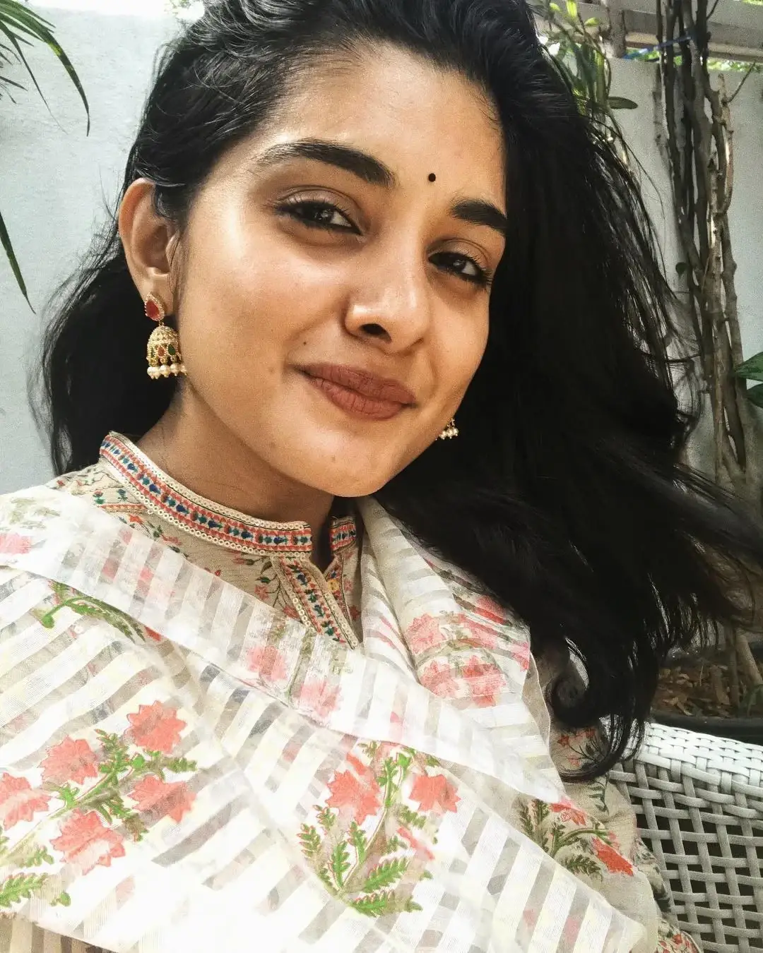 BEAUTIFUL INDIAN GIRL NIVEDA THOMAS WITHOUT MAKEUP FACE IMAGES